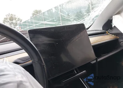 2018 Tesla Model 3 Long Range/Mid Range z USA, uszkodzony, nr VIN 5YJ3E1EA8JF024510